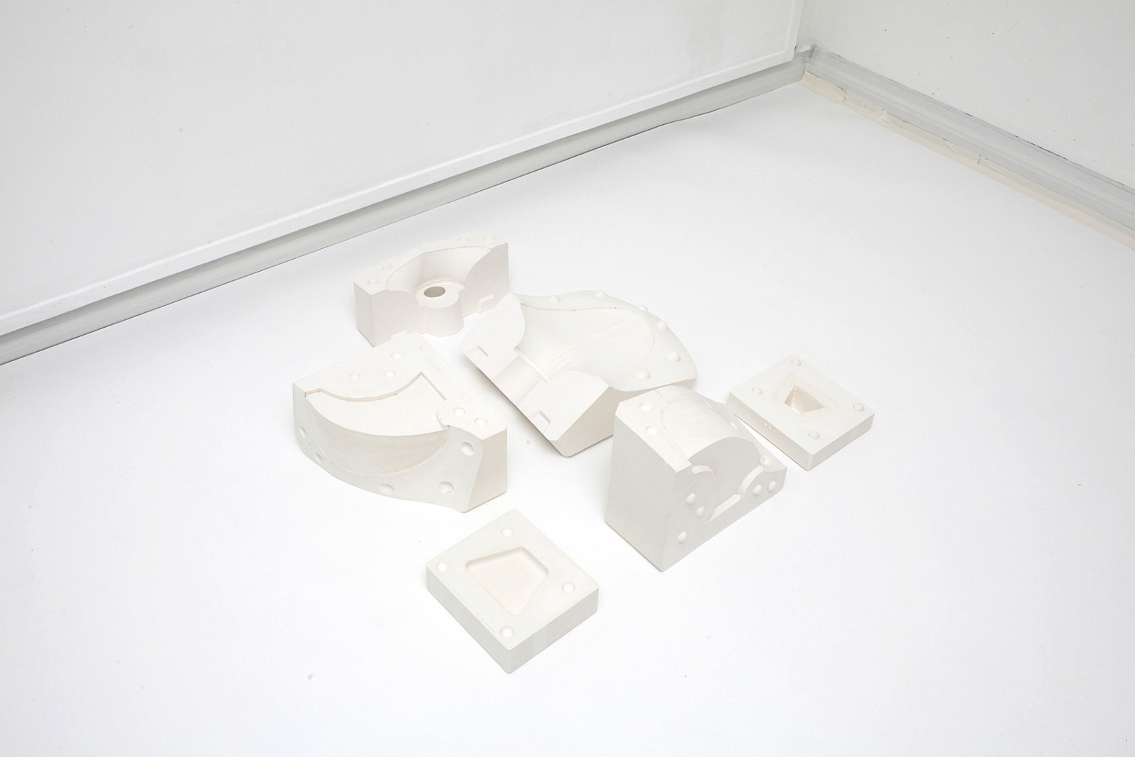 Image - Parrures, plaster, 75 × 56 × 78 cm